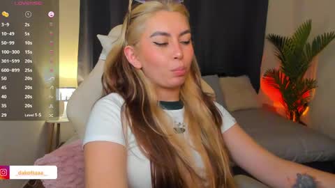 dakottaa__ online show from April 28, 2026, 2:27 am