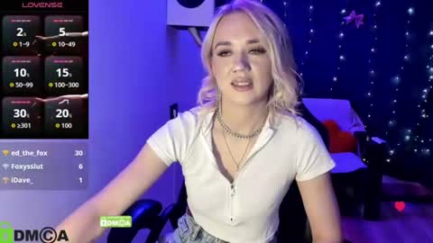 dances_queen online show from June 18, 2026, 9:14 am