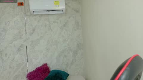 Snapshot of dani_lue chatting on May 17, 2026, 12:23 pm dani_lue online show from May 17, 2026, 12:23 pm