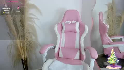 Hello my name is Dania  online show from December 4, 2024, 5:16 am