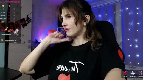 Snapshot of danielacooperx chatting on November 9, 2025, 2:37 pm Daniela Cooper online show from November 9, 2025, 2:37 pm