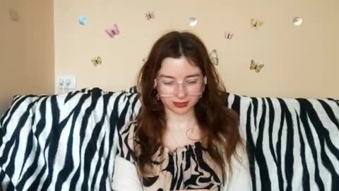 Mia online show from April 26, 2026, 1:09 pm