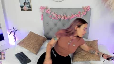 Snapshot of danna__castle chatting on December 16, 2025, 5:12 am Dannacastle online show from December 16, 2025, 5:12 am