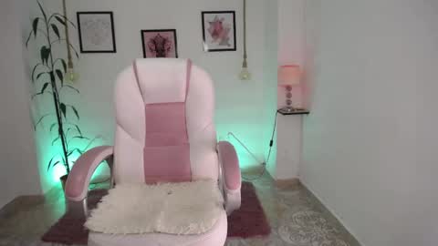 Snapshot of danna_rouse_ chatting on May 8, 2026, 10:59 pm Danna online show from May 8, 2026, 10:59 pm