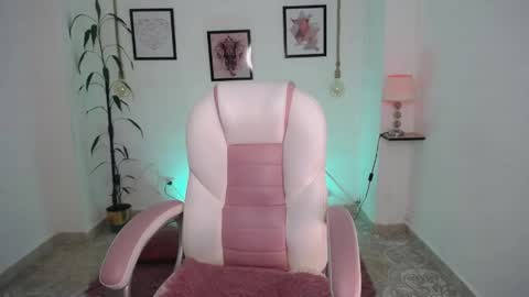 Snapshot of danna_rouse_ chatting on May 13, 2026, 12:08 am Danna online show from May 13, 2026, 12:08 am