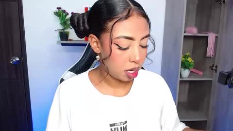 Snapshot of danna_schmidt23 chatting on November 3, 2025, 12:17 pm Danna online show from November 3, 2025, 12:17 pm