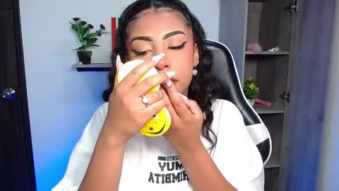 Snapshot of danna_schmidt23 chatting on November 20, 2025, 10:48 am Danna online show from November 20, 2025, 10:48 am