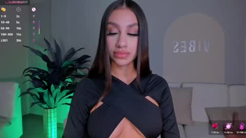 Danna Cruz  online show from March 2, 2025, 1:38 pm