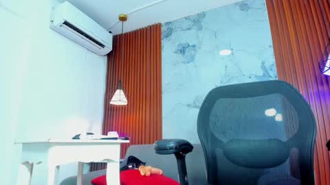 Snapshot of danniigrovers chatting on January 22, 2025, 3:20 am Danni Sebastian online show from January 22, 2025, 3:20 am