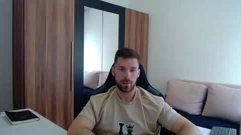 darius_94 online show from April 26, 2026, 7:17 am