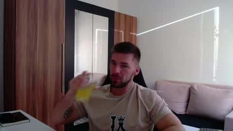 darius_94 online show from April 27, 2026, 4:32 am