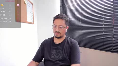 Snapshot of daviidevans chatting on December 31, 2024, 5:29 pm David Evans online show from December 31, 2024, 5:29 pm