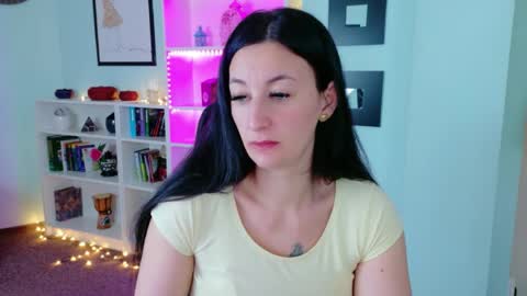 Shari online show from April 25, 2026, 4:37 am