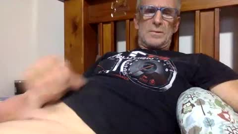 Snapshot of deanofflove2210 chatting on February 1, 2025, 10:05 am deanofflove2210 online show from February 1, 2025, 10:05 am