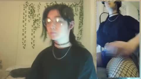 deciduousdoll online show from December 1, 2025, 7:02 am