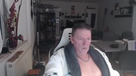 deinprinz2312 online show from November 16, 2025, 5:02 am