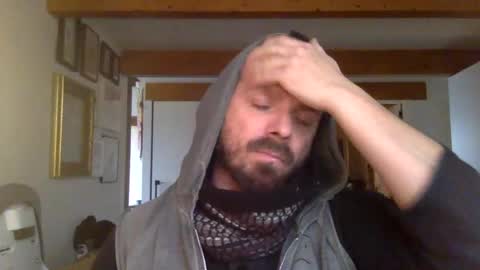 Snapshot of deivitzzz chatting on February 12, 2025, 9:42 am Hermes online show from February 12, 2025, 9:42 am