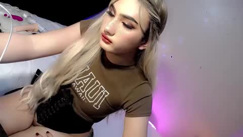 Snapshot of deluxetgirl69 chatting on December 8, 2024, 1:24 am Chesca online show from December 8, 2024, 1:24 am