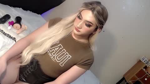 Snapshot of deluxetgirl69 chatting on December 25, 2024, 5:37 pm Chesca online show from December 25, 2024, 5:37 pm