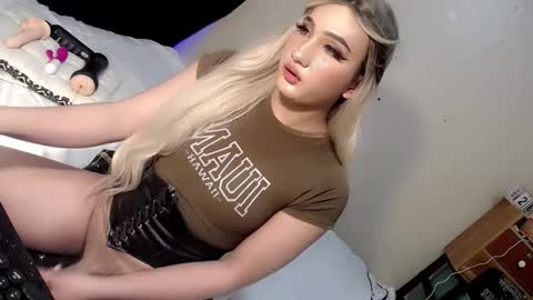 Snapshot of deluxetgirl69 chatting on December 27, 2024, 6:35 am Chesca online show from December 27, 2024, 6:35 am