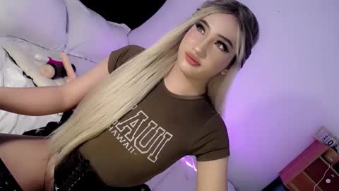 Snapshot of deluxetgirl69 chatting on January 13, 2025, 5:44 pm Chesca online show from January 13, 2025, 5:44 pm