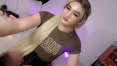 Snapshot of deluxetgirl69 chatting on January 31, 2025, 8:22 pm Chesca online show from January 31, 2025, 8:22 pm