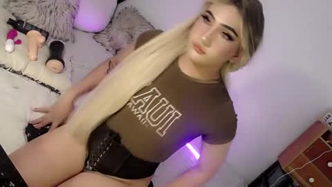 Snapshot of deluxetgirl69 chatting on February 6, 2025, 3:52 pm Chesca online show from February 6, 2025, 3:52 pm