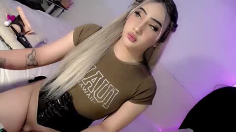 Snapshot of deluxetgirl69 chatting on November 16, 2025, 9:37 am Chesca online show from November 16, 2025, 9:37 am