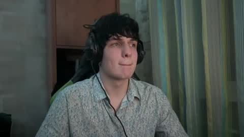 Snapshot of denbunnyy chatting on February 4, 2026, 6:03 pm Daniel online show from February 4, 2026, 6:03 pm