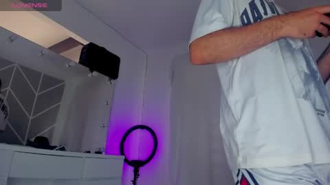 dereckhardd online show from April 27, 2026, 2:37 pm