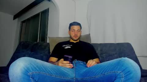 dereckhardd online show from May 1, 2026, 2:05 am