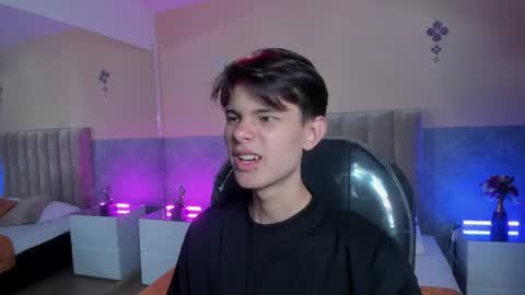 derek_sinn online show from April 23, 2026, 8:33 pm