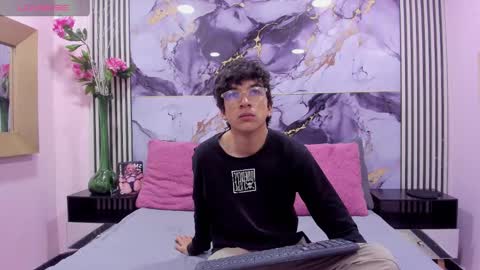 Snapshot of desire_ecstasy chatting on October 8, 2025, 1:09 pm desire_ecstasy online show from October 8, 2025, 1:09 pm