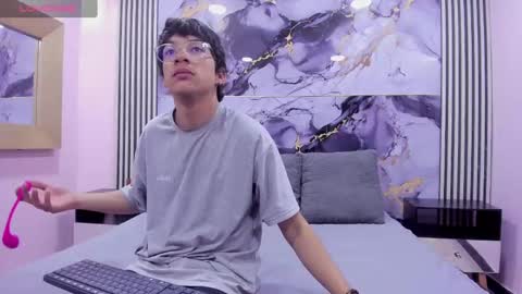 Snapshot of desire_ecstasy chatting on October 22, 2025, 1:33 pm desire_ecstasy online show from October 22, 2025, 1:33 pm