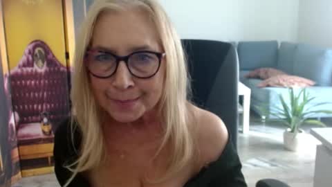Snapshot of desiresofia chatting on September 24, 2025, 2:09 pm S O F I A online show from September 24, 2025, 2:09 pm