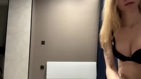 dewdropdoll online show from April 25, 2026, 1:41 pm