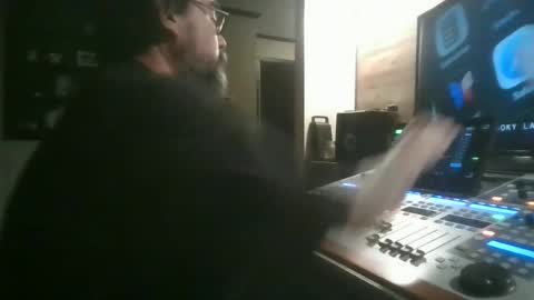 Snapshot of dexterbanana chatting on June 21, 2026, 4:04 am Mike Sounde online show from June 21, 2026, 4:04 am