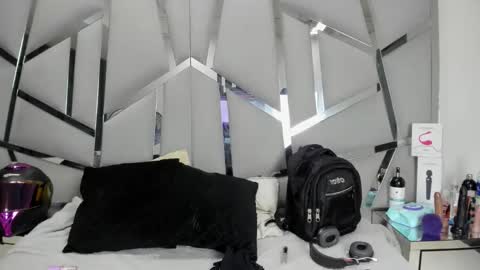 dianarous online show from March 7, 2026, 3:47 am