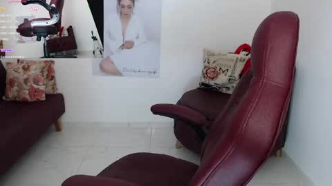 Snapshot of diva_milf chatting on January 14, 2025, 11:48 pm Diva online show from January 14, 2025, 11:48 pm