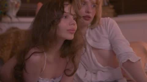 Snapshot of divine_lights chatting on June 11, 2026, 10:08 pm Eva and Lucia online show from June 11, 2026, 10:08 pm