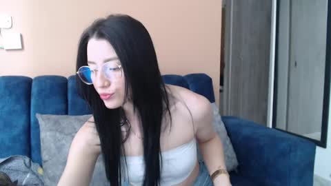 Snapshot of divineisis chatting on June 7, 2026, 5:06 pm Hera online show from June 7, 2026, 5:06 pm