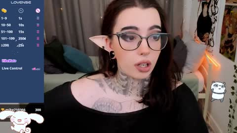 dixipixi_ online show from January 4, 2025, 8:39 am