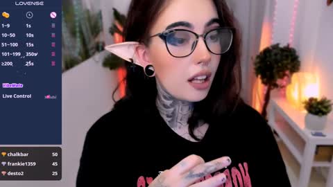 Snapshot of dixipixi_ chatting on January 9, 2025, 1:35 pm dixipixi_ online show from January 9, 2025, 1:35 pm