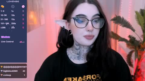 Snapshot of dixipixi_ chatting on January 23, 2025, 1:24 pm dixipixi_ online show from January 23, 2025, 1:24 pm