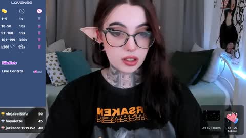 Snapshot of dixipixi_ chatting on February 1, 2025, 8:50 am dixipixi_ online show from February 1, 2025, 8:50 am