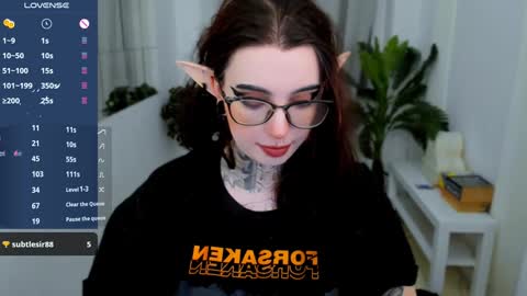 dixipixi_ online show from February 6, 2025, 10:37 am