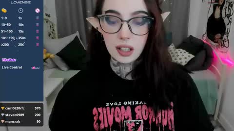 dixipixi_ online show from February 21, 2025, 8:51 am