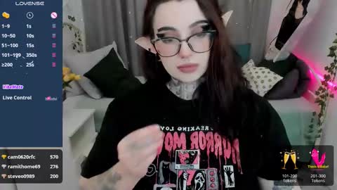 Snapshot of dixipixi_ chatting on February 21, 2025, 11:55 am dixipixi_ online show from February 21, 2025, 11:55 am