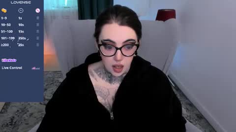 dixipixi_ online show from June 13, 2026, 5:38 am