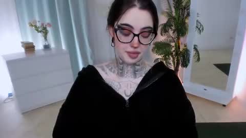 dixipixi_ online show from June 18, 2026, 5:41 am